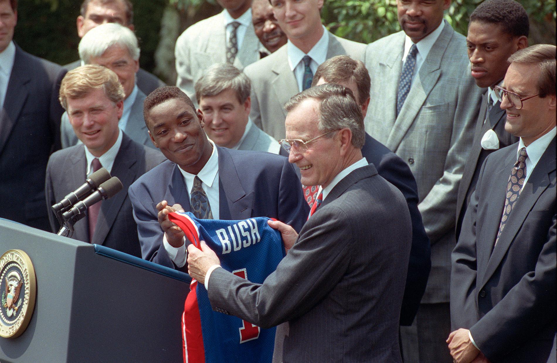 President George Bush tar emot Detroit Pistons och Isiah Thomas efter lagets NBA-titel 1990. 