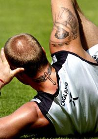 David Beckham har flera tatueringar sedan tidigare. Och sönerna Romeo och Brooklyn har redan sina hyllnings-gaddar.