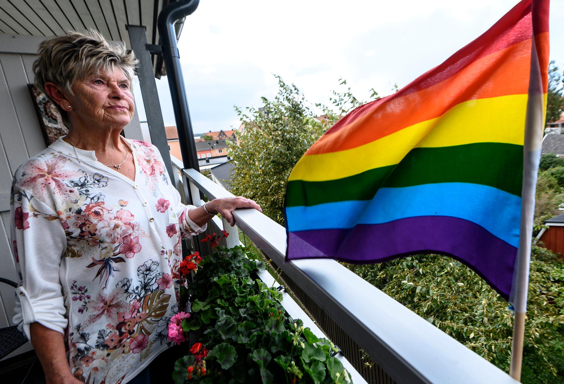 Marianne Jarevik har satt upp en prideflagga på sin balkong i Sölvesborg.