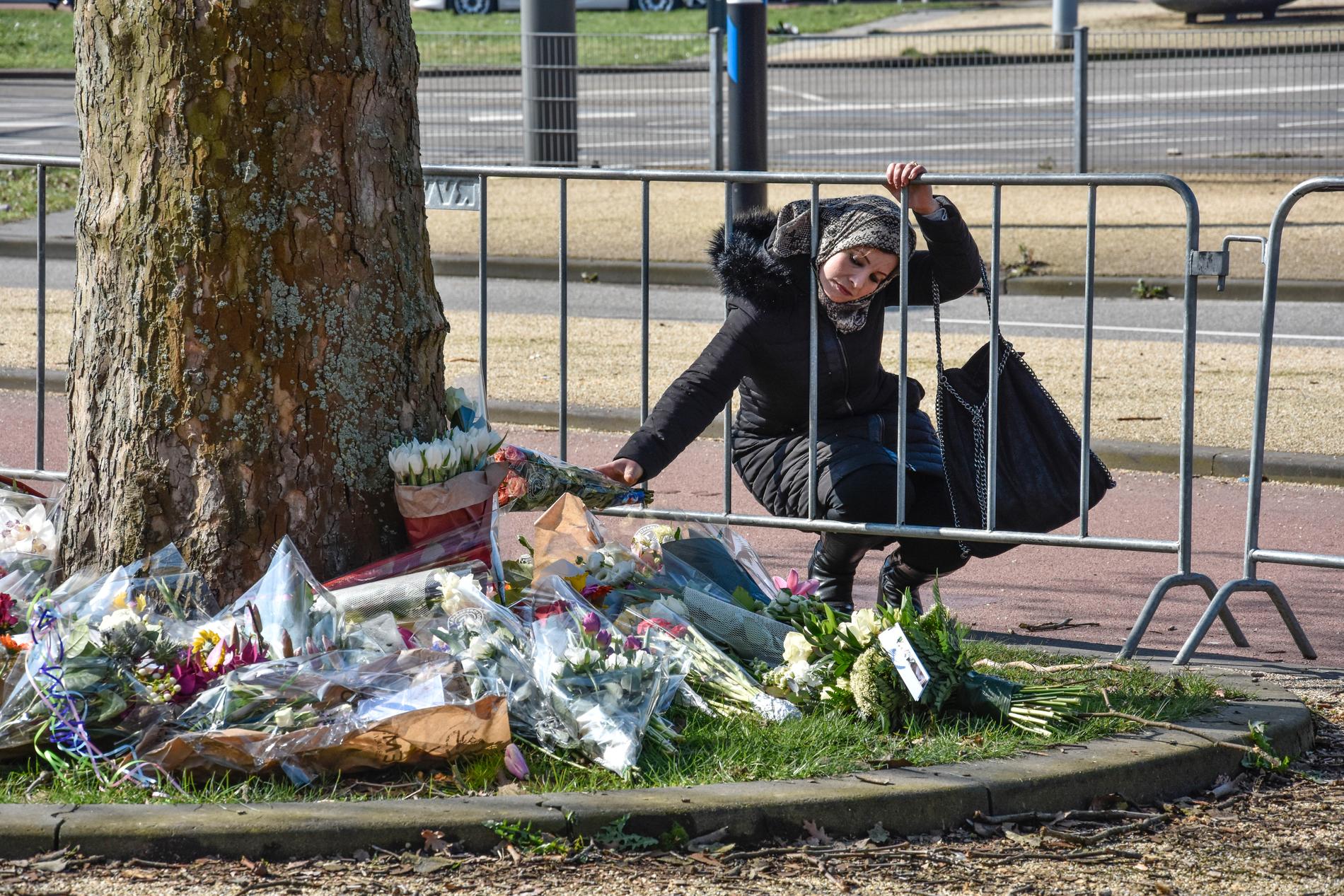 Vid ett träd nära brottsplatsen växer en blomsterhög upp när Utrechtbor kommer förbi för att hedra offren.