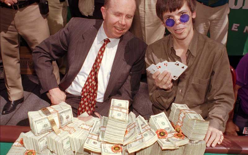 Världsmästare Stu Ungar lycklig efter att ha vunnit VM i poker 1997. Drygt ett år senare hittades han död på ett motell i Las Vegas.