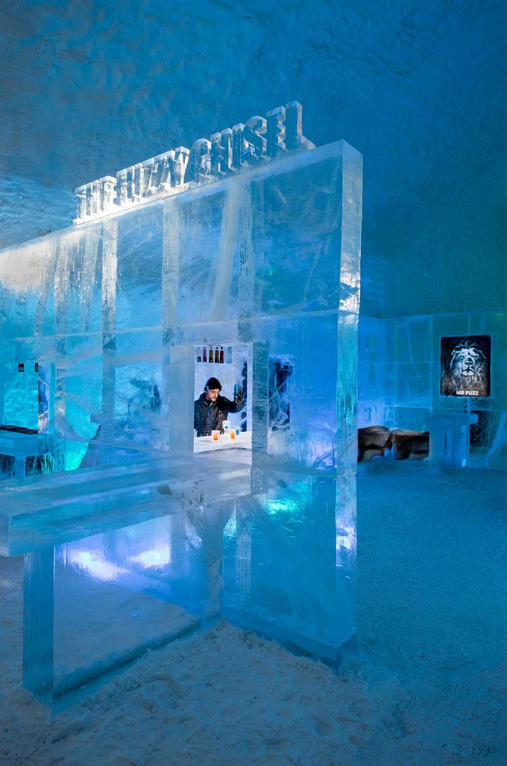 Isbaren på Icehotel i Jukkasjärvi. ”The Fuzzy Chisel” är skapad av Jens Thoms Ivarsson, Karl-Johan Ekeroth, Elin Julin och Håkan Jutblad.