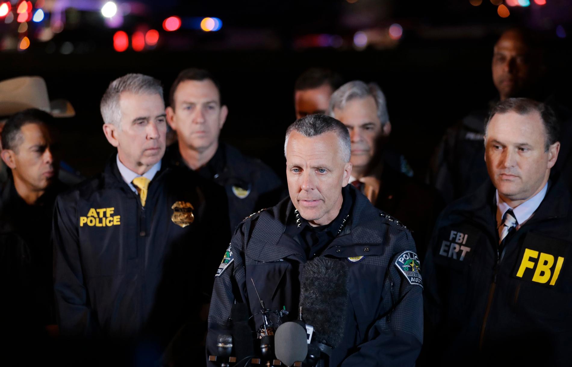 Polischefen i Austin, Brian Manley, informerar journalister. Motivet till sprängningarna är ännu oklart.