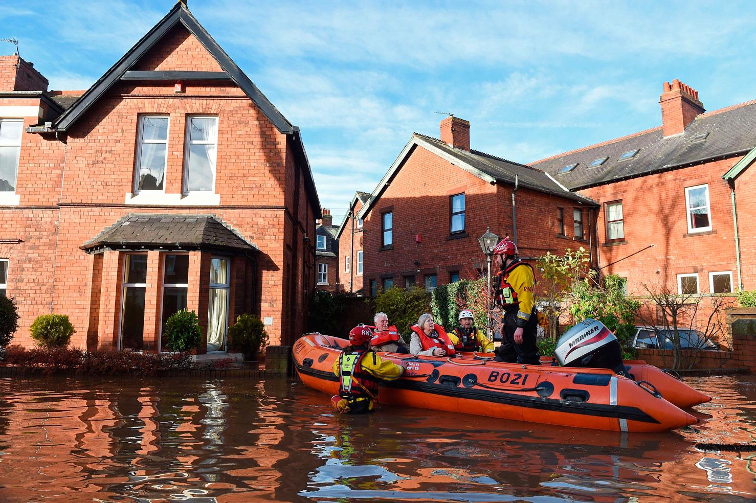 Räddningstjäsnten hjälper människor från översvämningen i Carlisle.