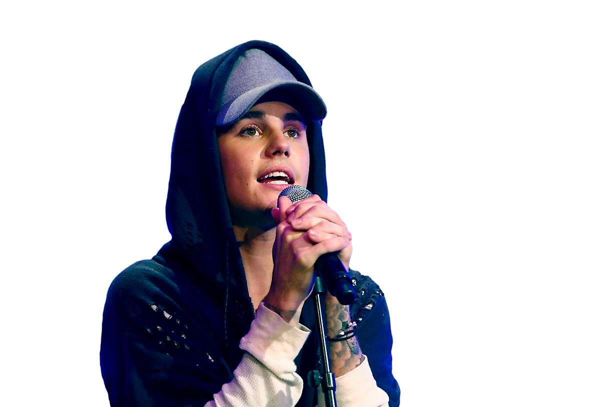 TRÄFFADES I HOLLYWOOD I sin podd berättade Zara hur hon träffade Justin Bieber på en restaurang – vilket slutade med att de sjöng på scenen.