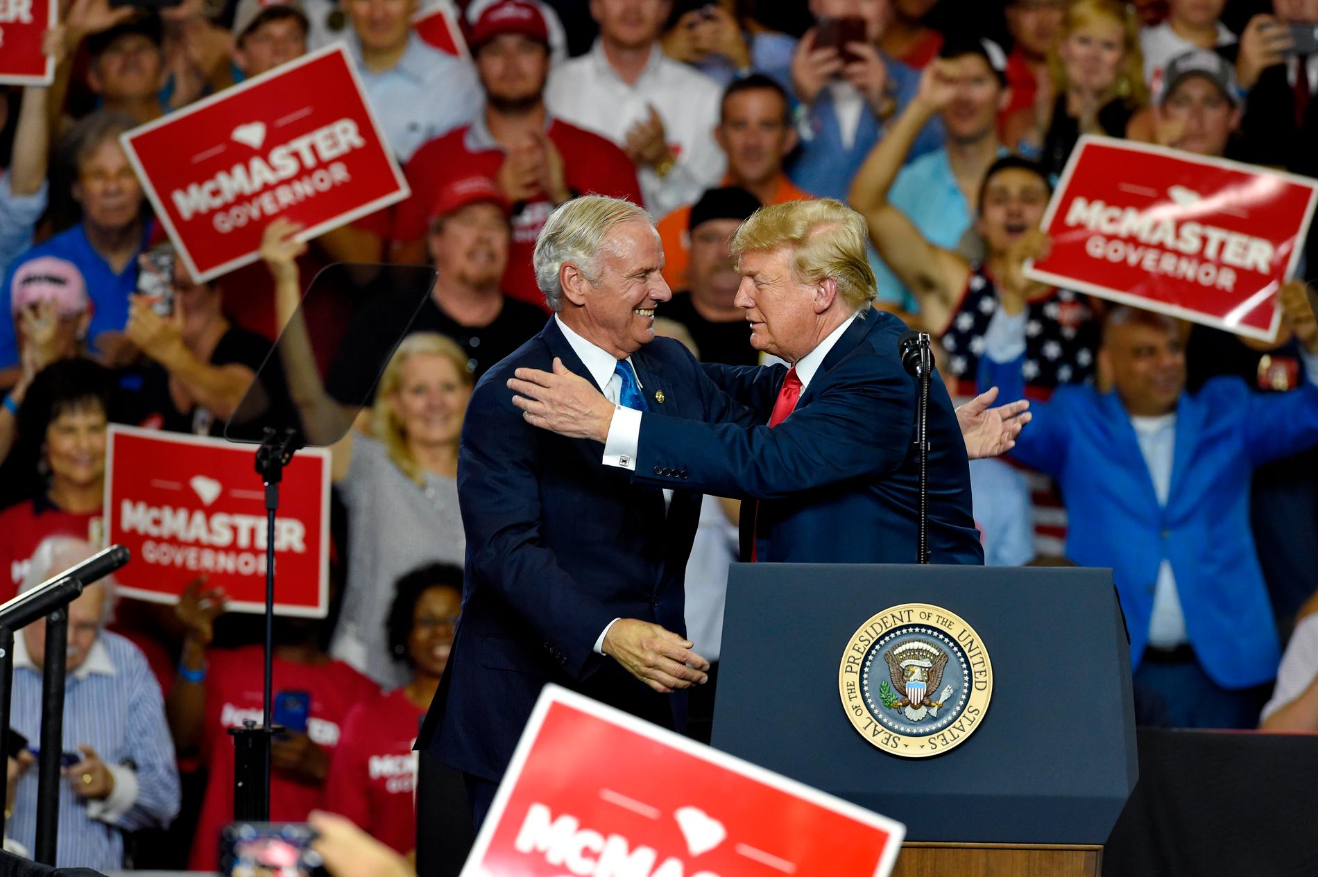 President Donald Trump tillsammans med South Carolinas republikanske guvernör Henry McMaster vid ett kampanjmöte. McMaster har utmanats av andra republikaner inför höstens omval.