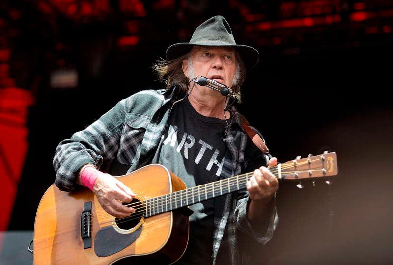 Neil Youngs ansökan om medborgarskap i USA har inte blivit godkänd.