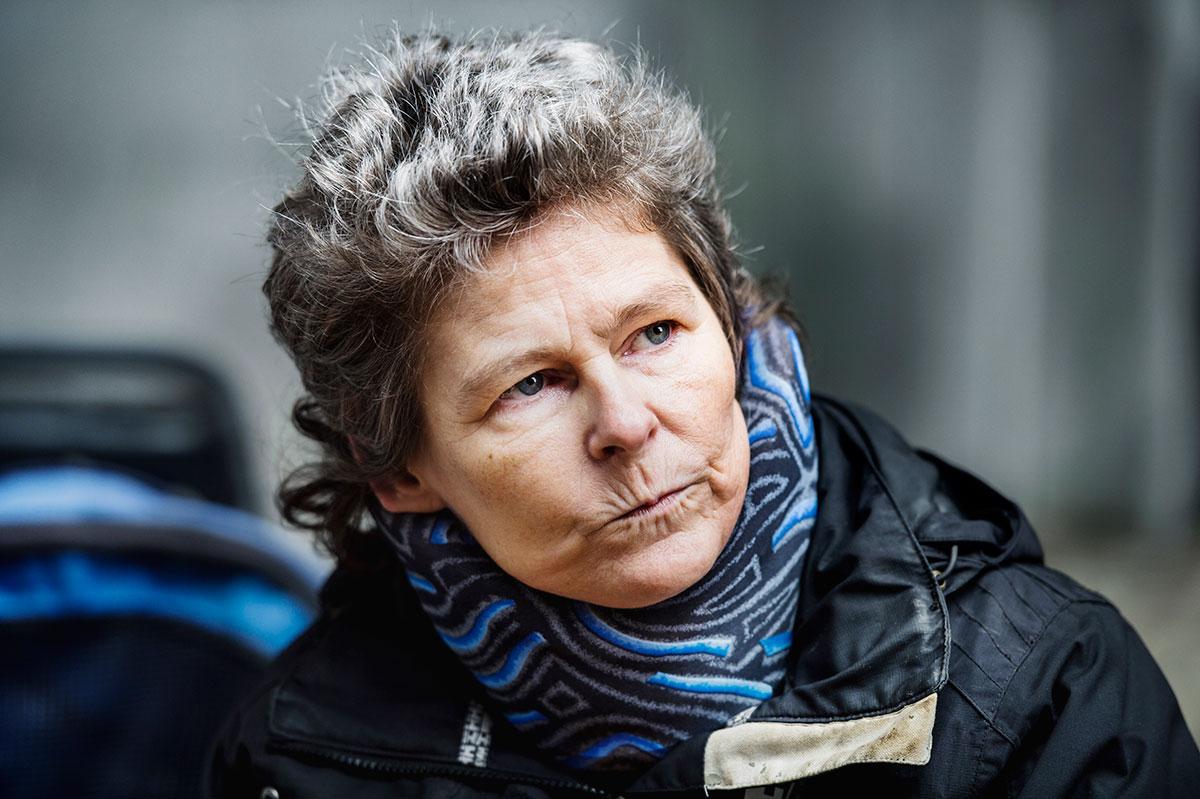 "Förut levde jag som andra. Nu har jag bara skälig levnadsnivå", säger Beate Blümel, 52, sedan hon förlorade sin personliga assistans och den ersattes med hemtjänst.