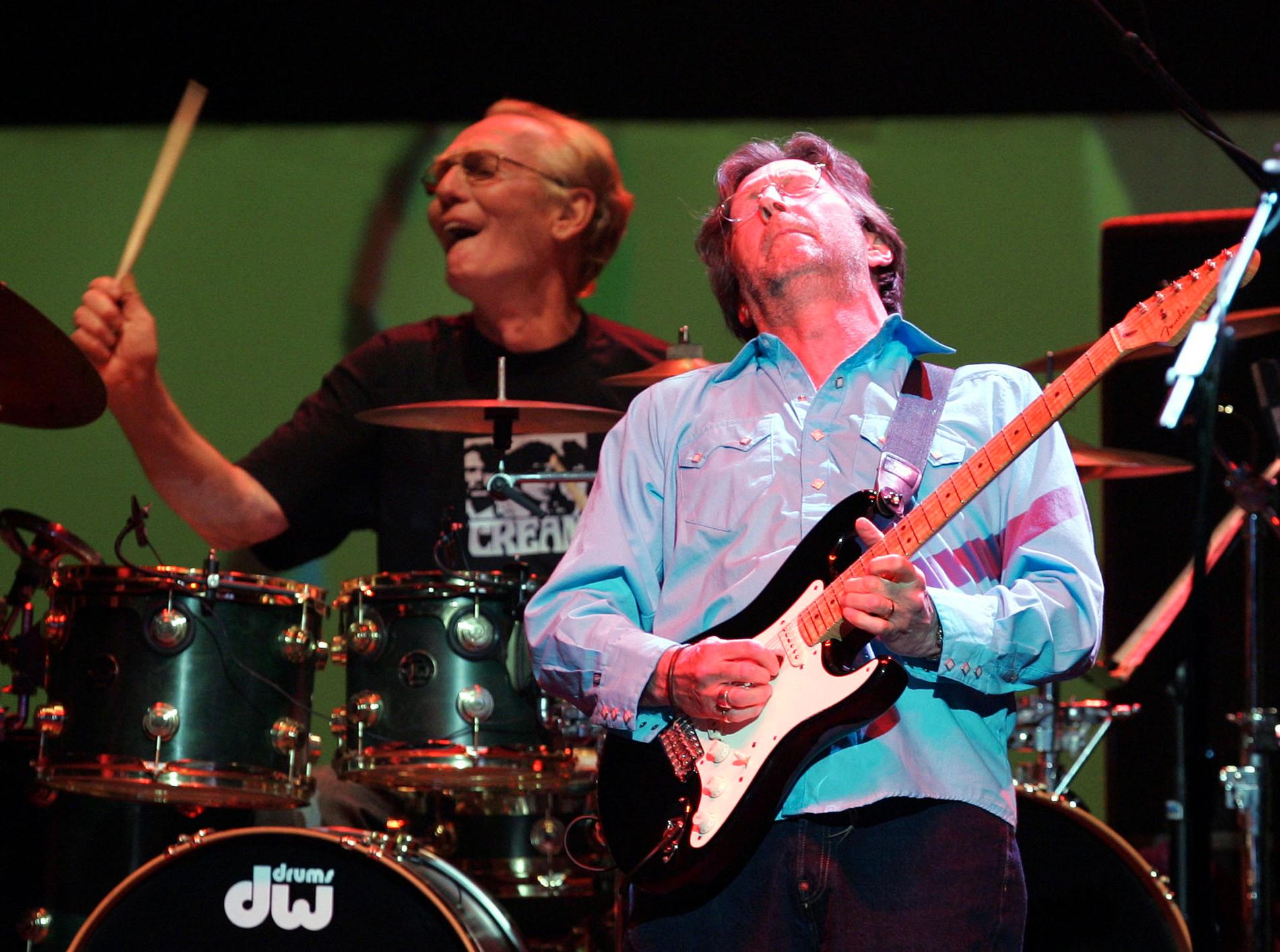Ginger Baker bakom sina trummor och gitarristen Eric Clapton vid bandet Creams reunion på Royal Albert Hall, London, år 2005.