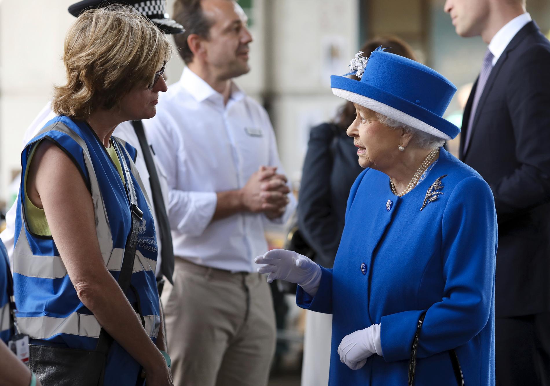 Drottning Elizabeth II besöker brandplatsen. 