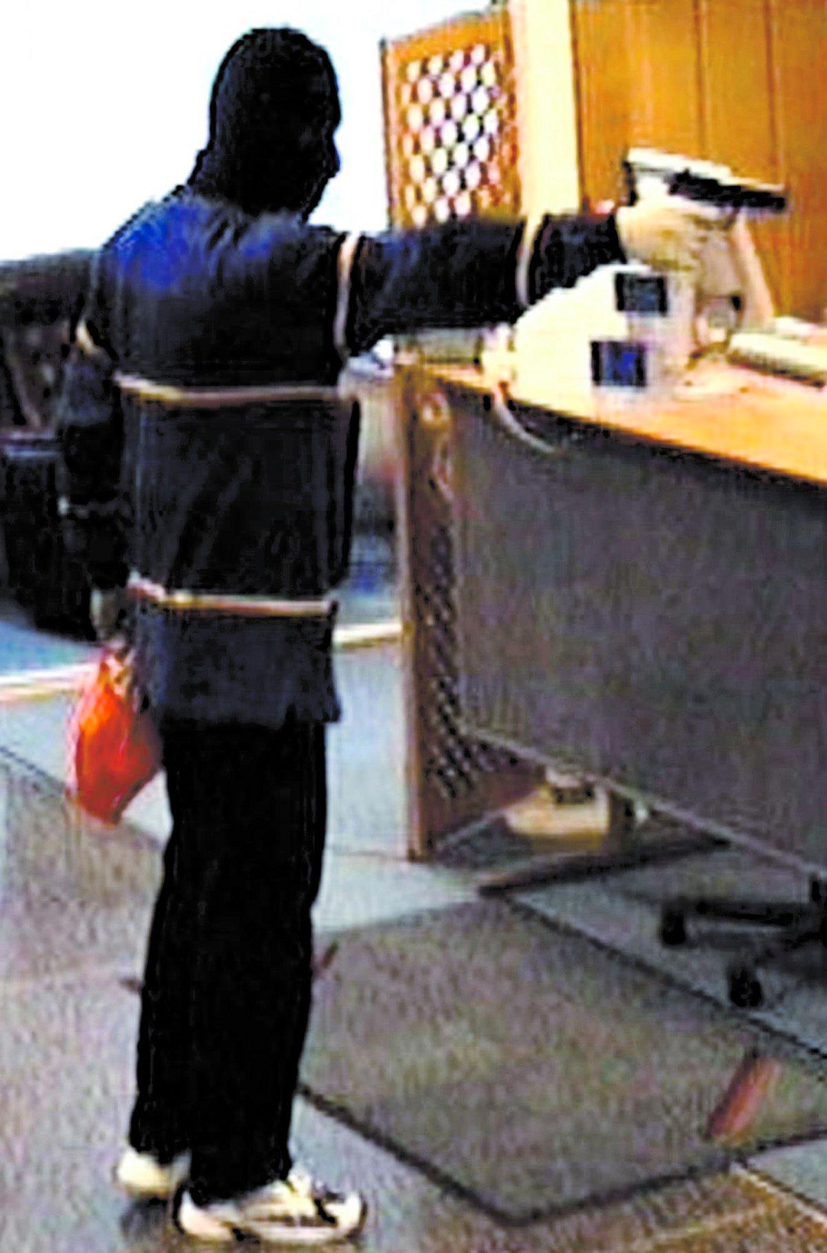 HÄR SLÅR HAN TILL Rånaren attackerar en bank i Svenljunga. Bankens kamera registrerar förloppet.