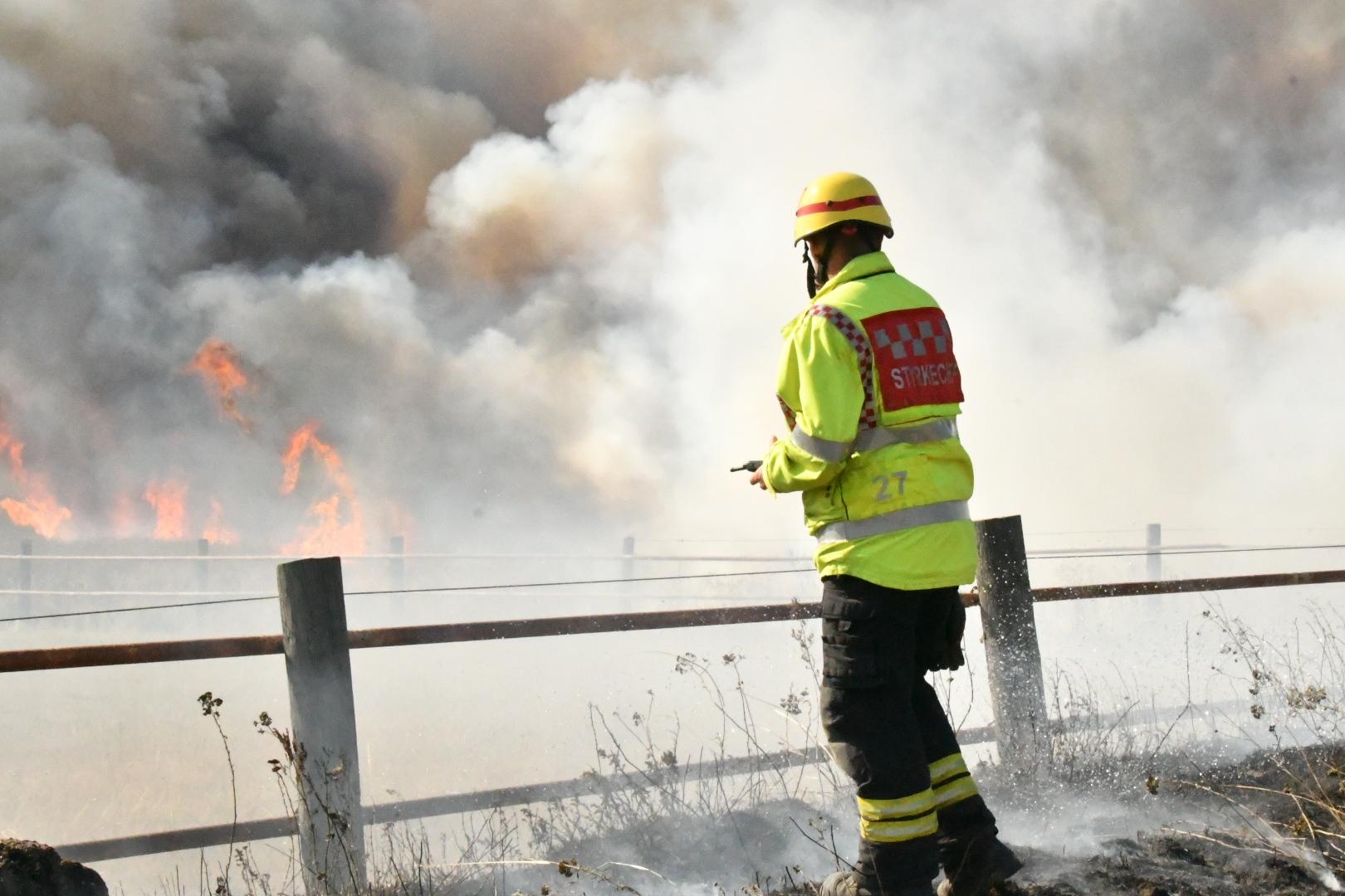 Kraftig brand på sädesfält utanför Svedala i Skåne.