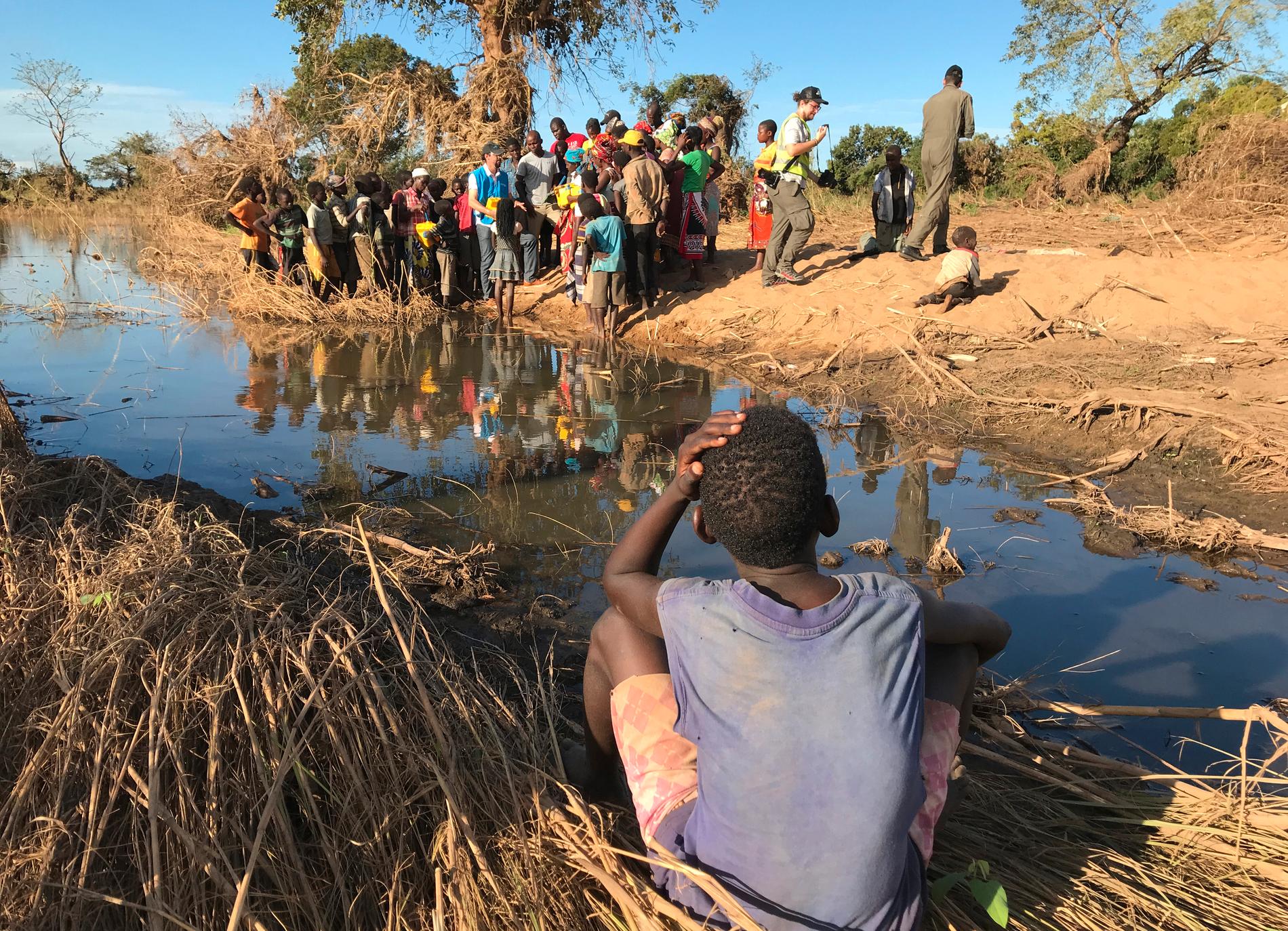 Vattenfilter demonstreras i byn Bopira för att häva utbrotten av kolera. Arkivbild.