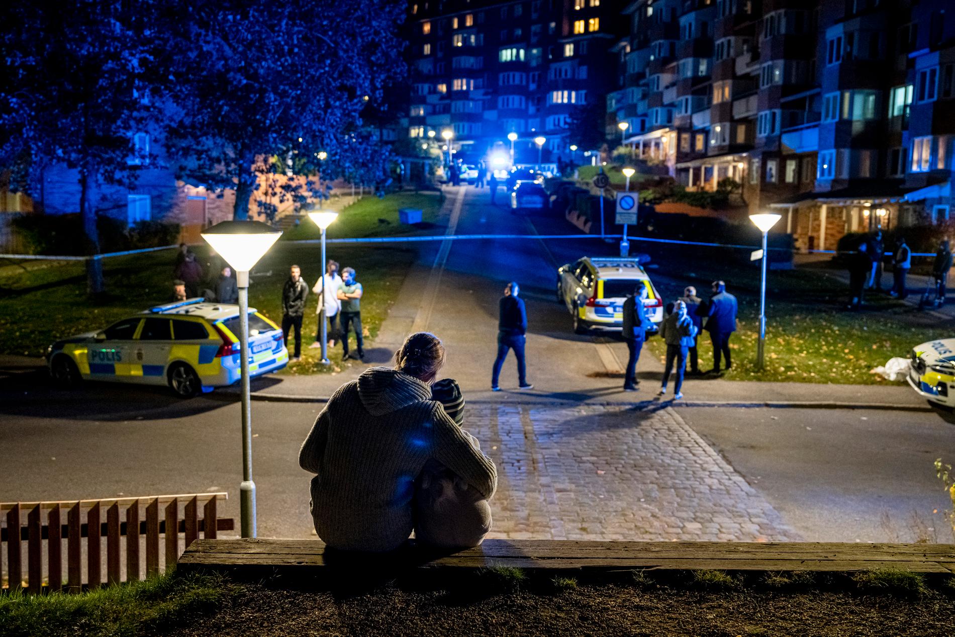 En ung man sköts till döds i stadsdelen Saltskog i Södertälje.