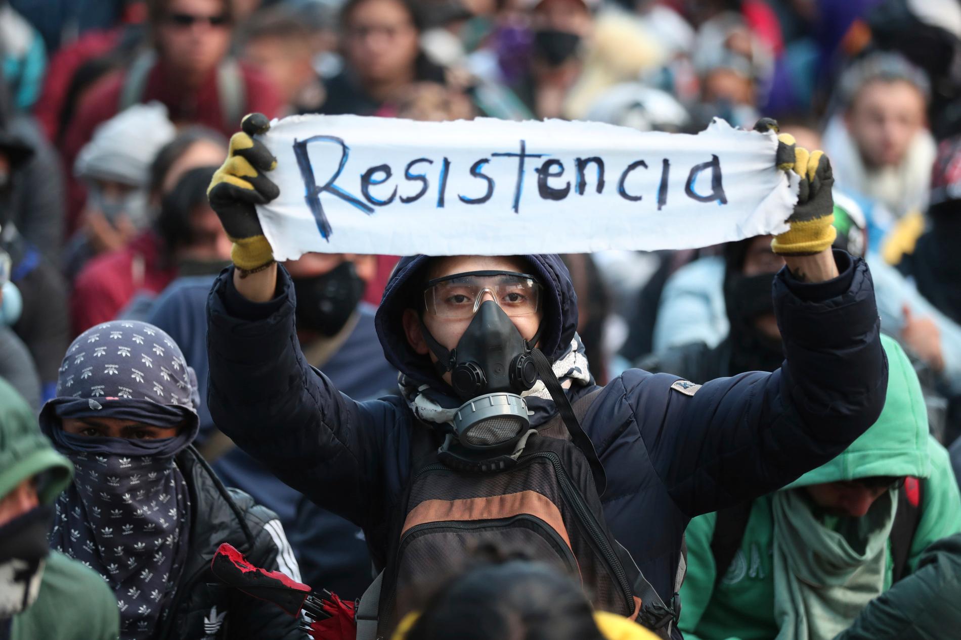En demonstrant med budskapet "Resistencia", som betyder motstånd. Arkivbild