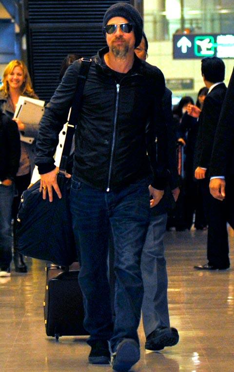 Situation Hollywood? Brad Pitt anländer (nästan) incognito till Japan.