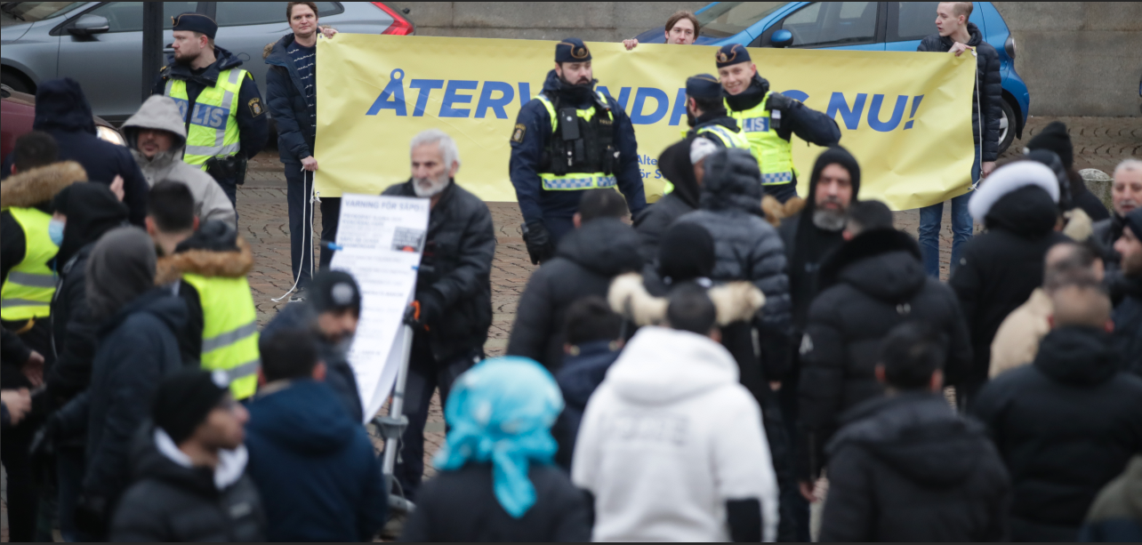 I samband med demonstrationern på Gustav Adolf torg dök även ett gäng från ”Alternativ för Sverige" upp med en banderoll.