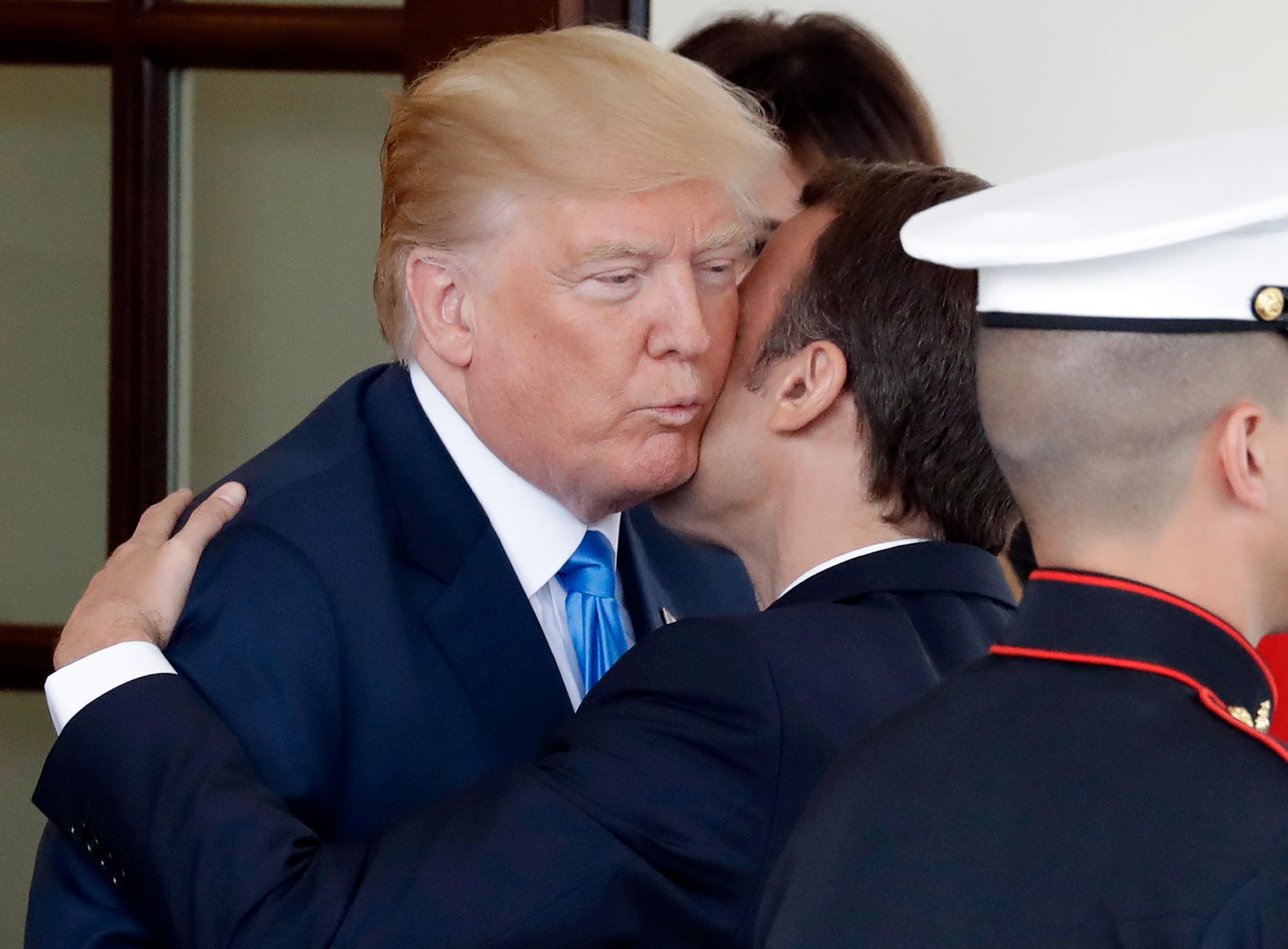 Trump och Macron har tidigare haft en väldigt kärvänlig ton mot varandra, men nu har Trump vänt och går till attack på Twitter.