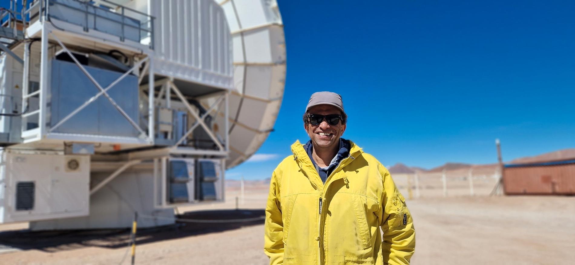 Michael Lindqvist är en av dem som deltagit i projektet. Bakom honom syns teleskopet Apex i Chile.
