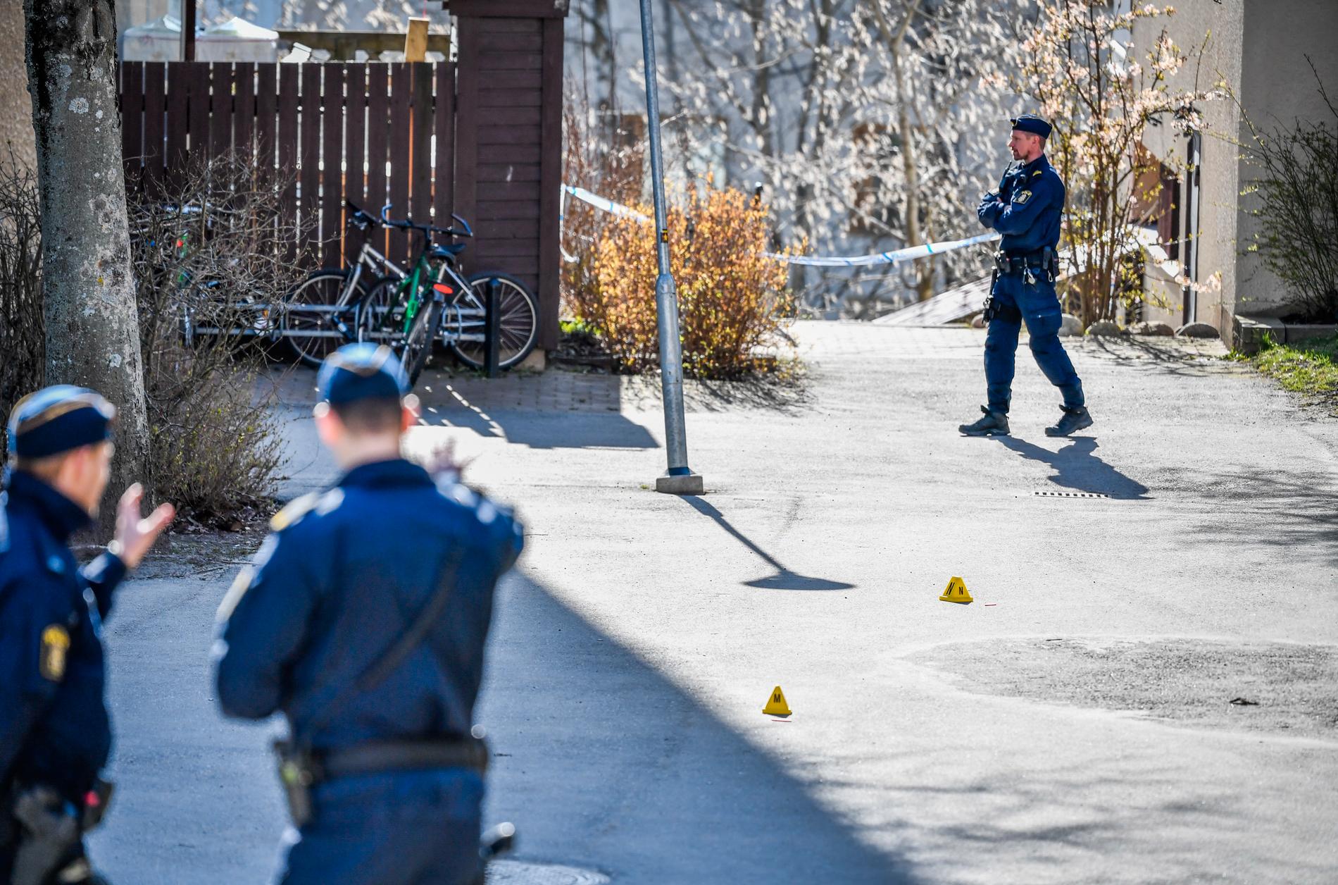 Polisens tekniker på plats i Kista där en ung man sköts till döds med flera skott under natten till den 18 april i år.