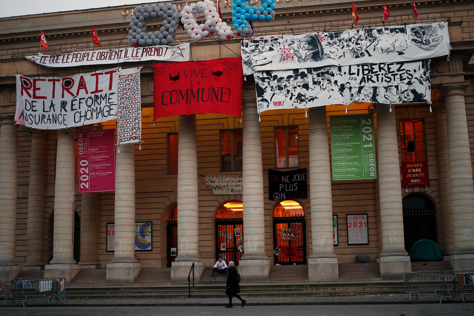 Kulturarbetare ockuperar Odeonteatern i Paris, i protest mot hur pandemin drabbar deras bransch. Arkivbild.