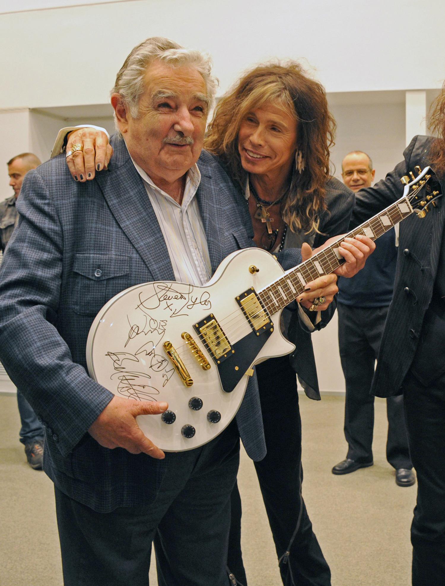 Här syns Jose Mujica tillsammans med Aerosmiths Steven Tyler.
