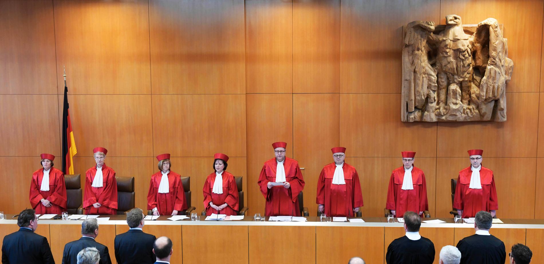 Domare vid Tysklands författningsdomstol då de på onsdagen förkunnade sitt beslut om att en lag mot aktiv dödshjälp strider mot konstitutionen.