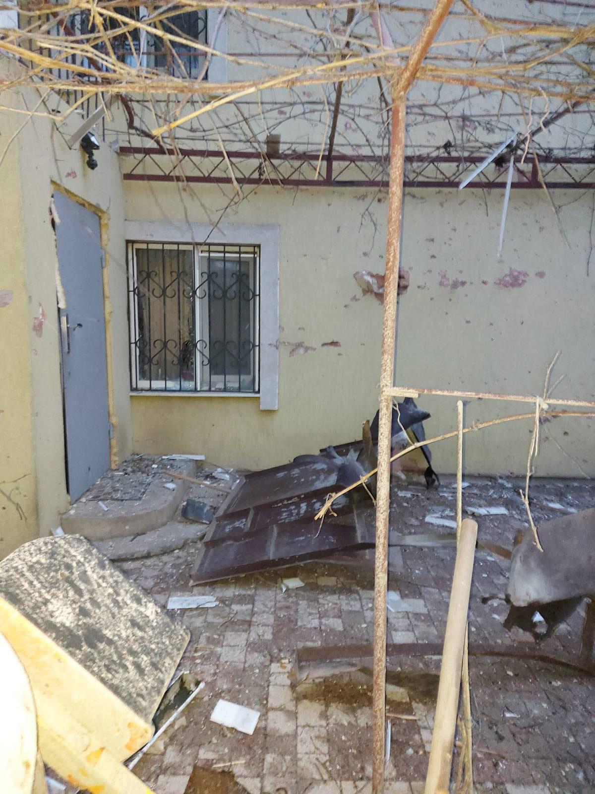 Dörren till Olgas hus fick skador under nattens beskjutning.