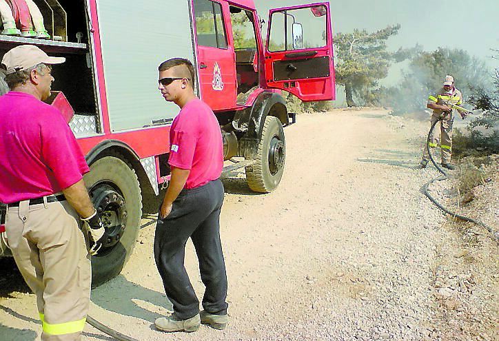 Familjen Korkidas hjälpte brandmännen att försöka släcka elden.