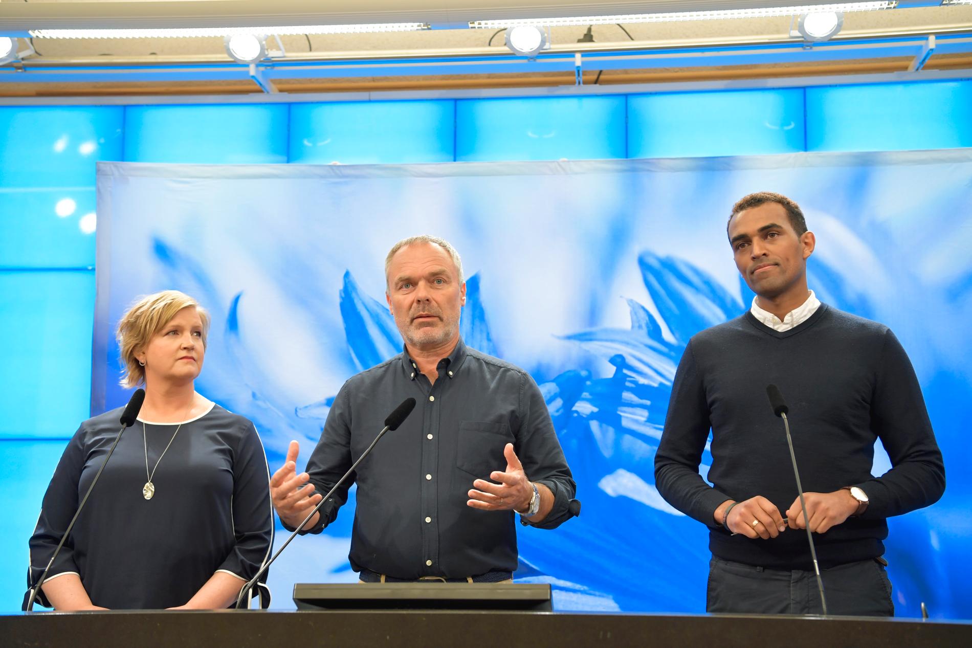 Liberalernas ledare Jan Björklund presenterar partiets valmanifest tillsammans med de två toppnamnen till EU-parlamentet, Karin Karlsbro (L) och Said Abdu (L).