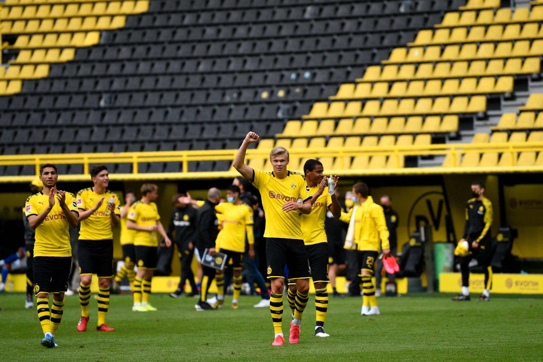 Dortmund-spelarna firar framför to ramför Gula väggen
