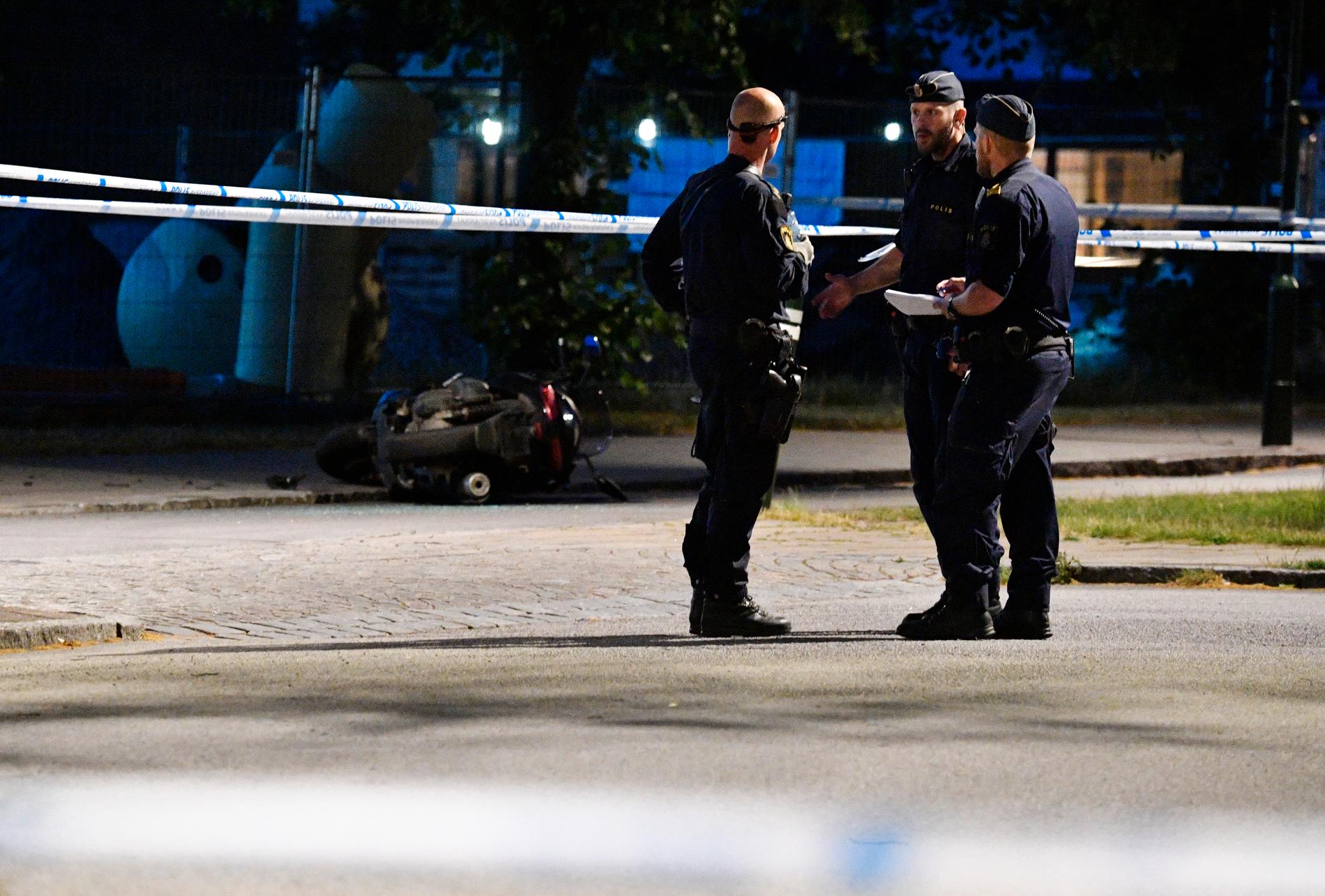 Poliser vid den plats i Lindängen i Malmö där en man sköts ihjäl under torsdagskvällen.