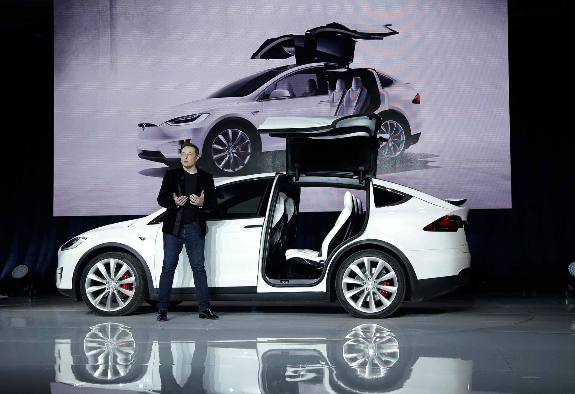 Teslachefen Elon Musk vid presentationen av elsuven Model X.