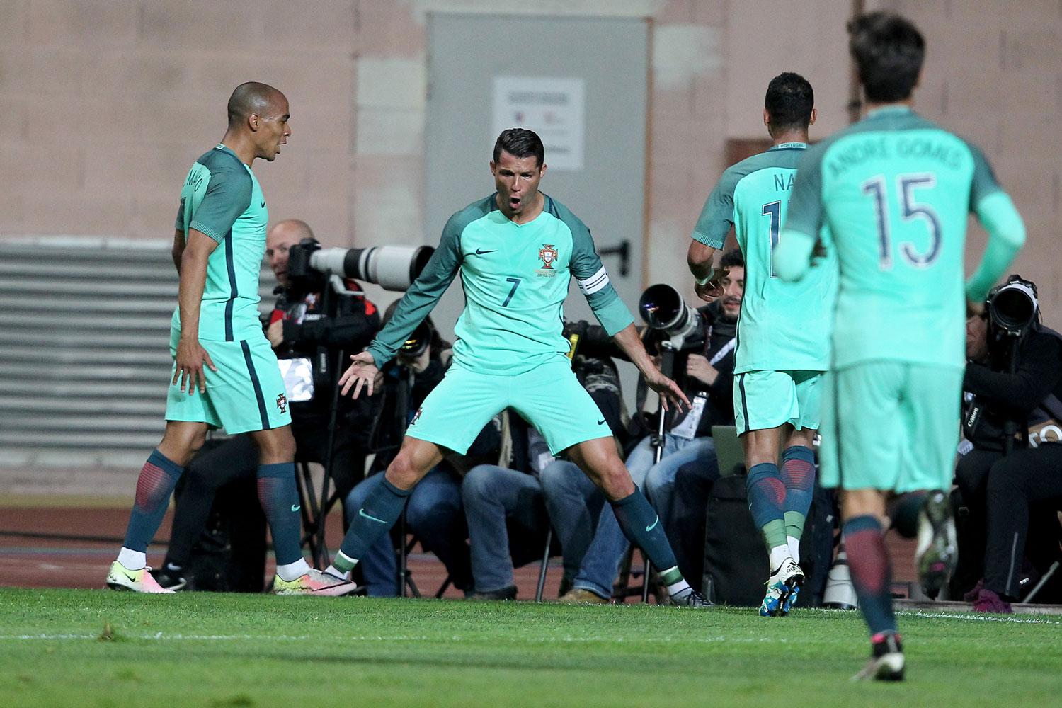Cristiano Ronaldo satte 2–0-målet för Portugal.