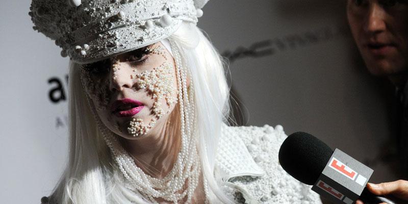Ensamt på toppen Lady Gaga visar sin melankoliska sida i en omtalad intervju.