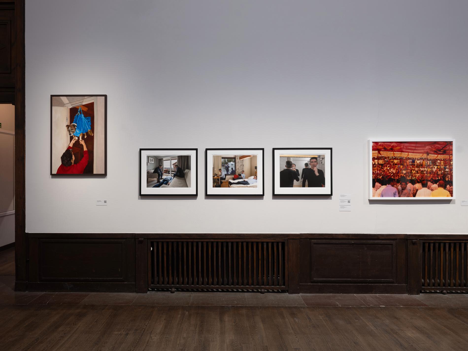 Från vänster till höger Klara Troddens målning ”Kloklippning”, Peter Kåvelands fotoserie ”Tid är allt jag har”, Iris Löthéns foto ”Sammankomst”.
