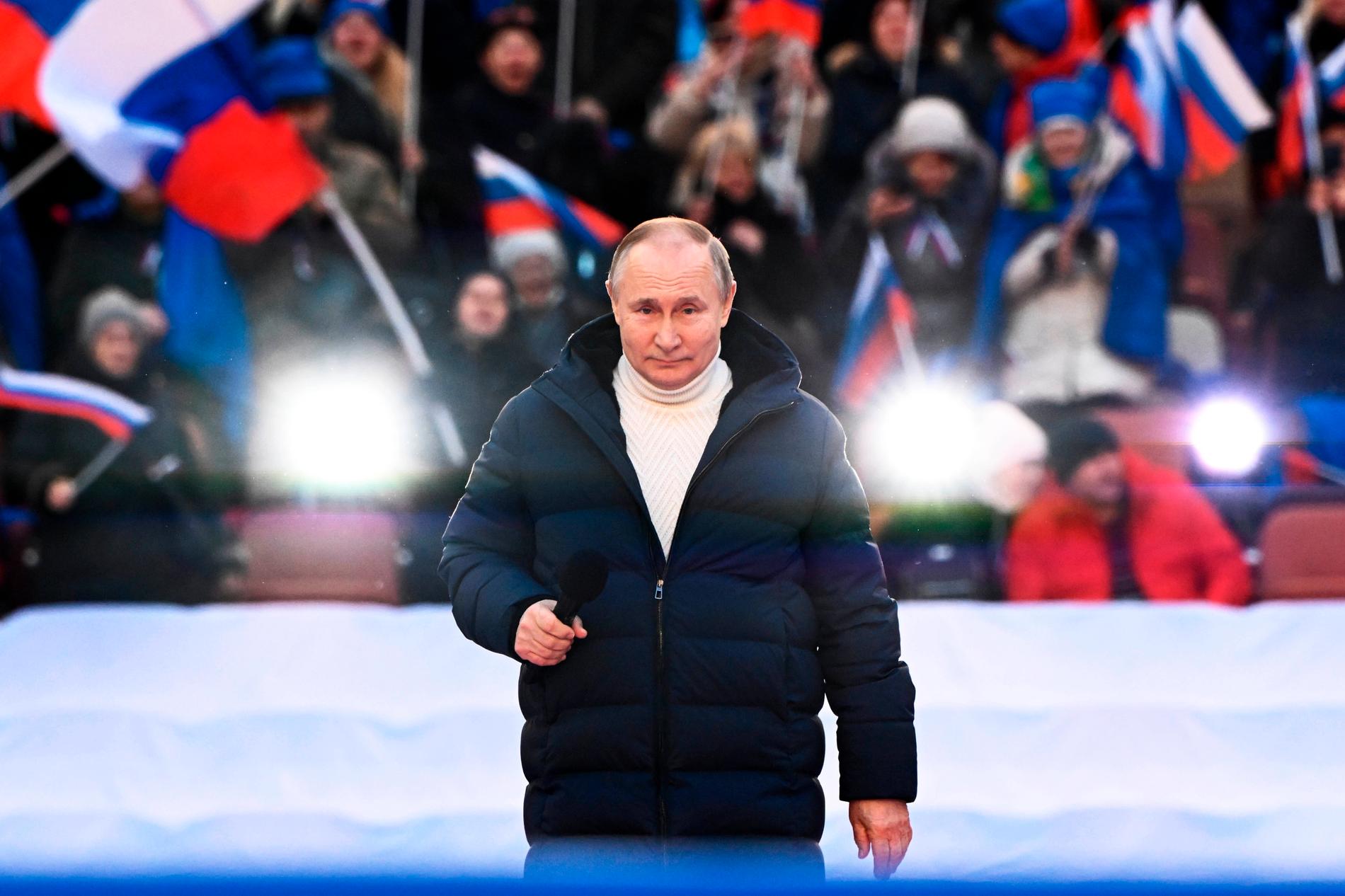 Dunjackan och den varma tröjan som Putin hade på sig under talet på fredagen kostar – bokstavligen – skjortan.