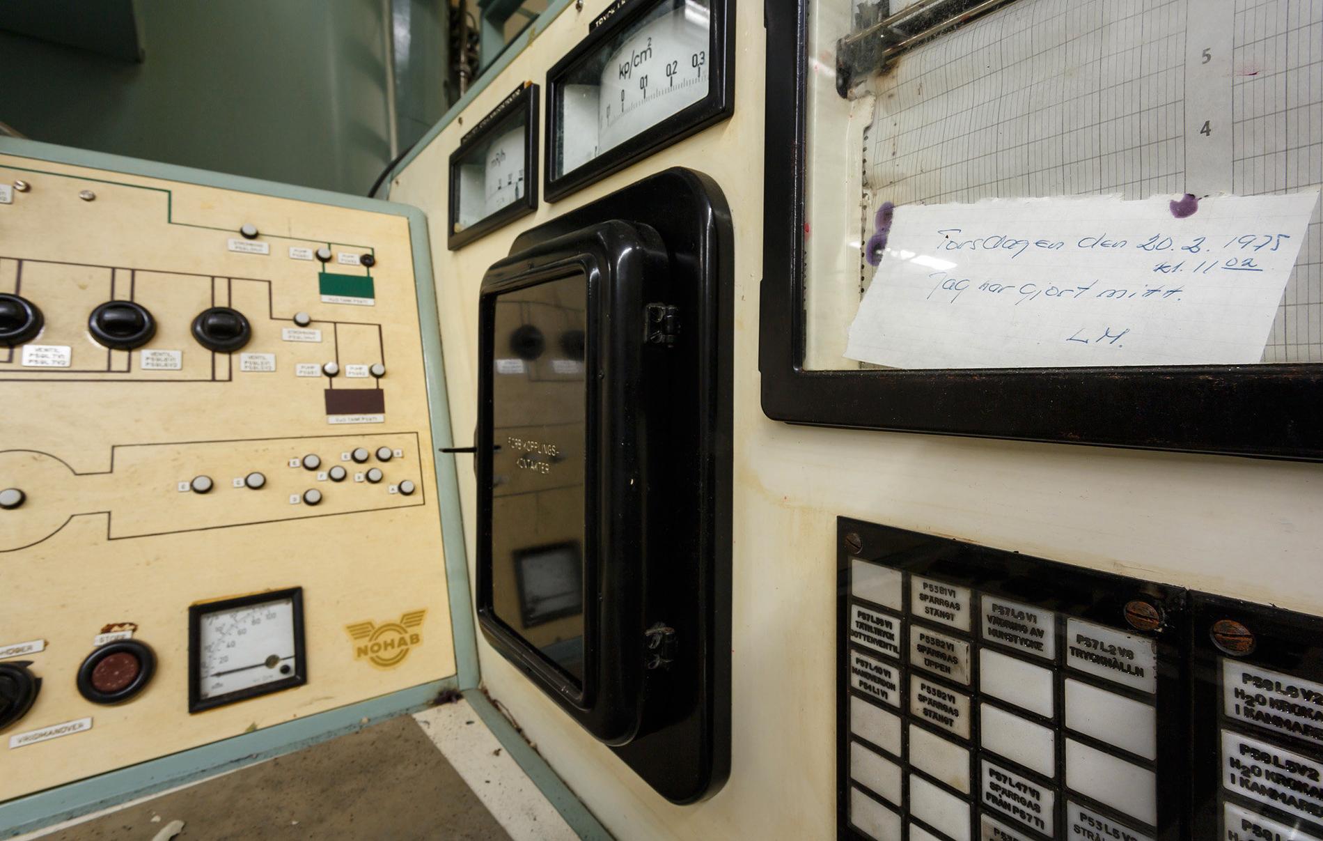 En tekniker har lämnat en kommentar efter sista arbetspasset, på styrpulpeten för laddmaskinen i reaktorhallen. Arkivbild.
