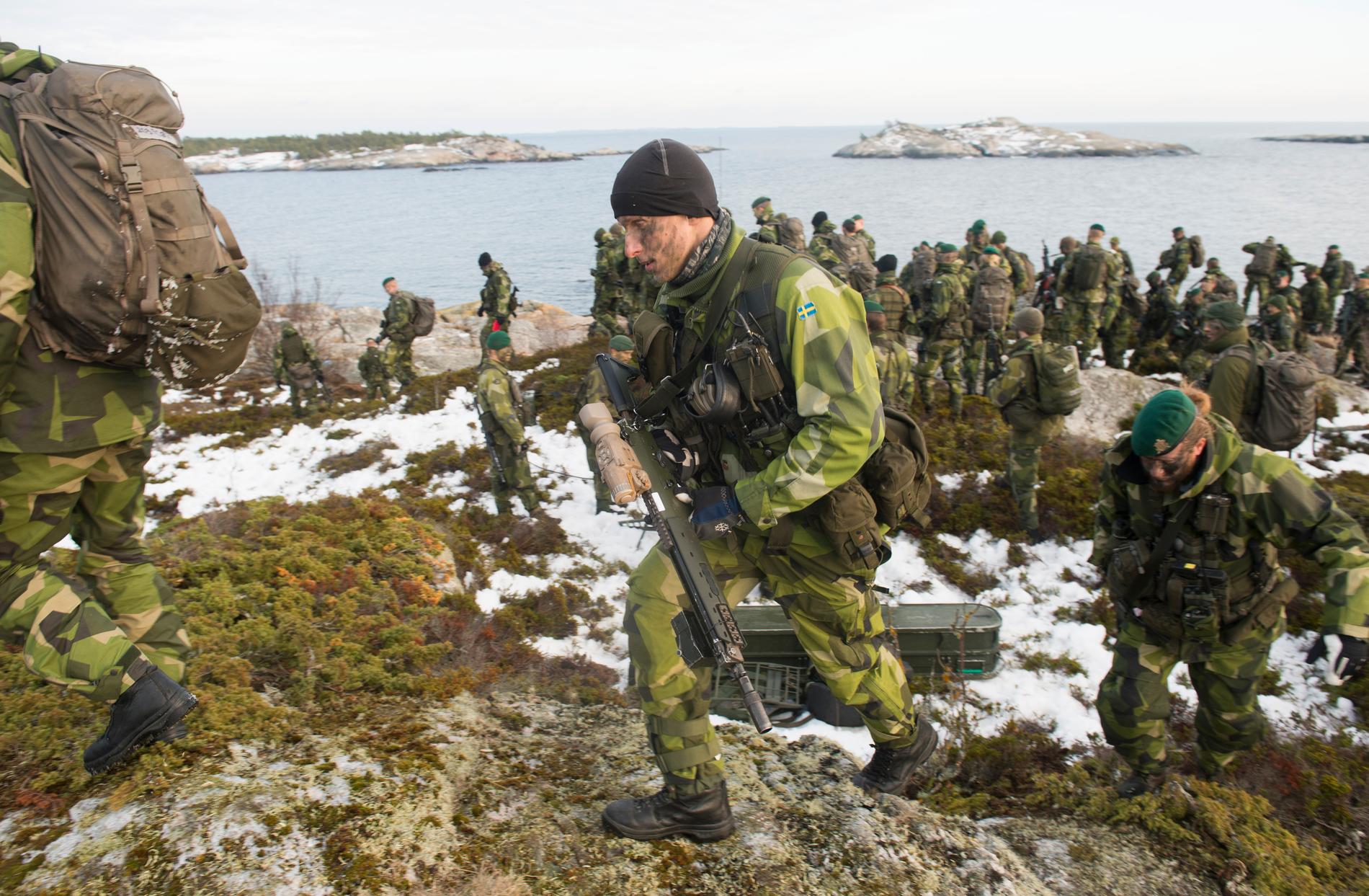Amfibieskyttekompaniet i Stockholms skärgård under en tio dagar långa marina övningen Swenex, december 2016. Över 1 700 soldater och sjömän ur marinens olika förband deltog i övningen.