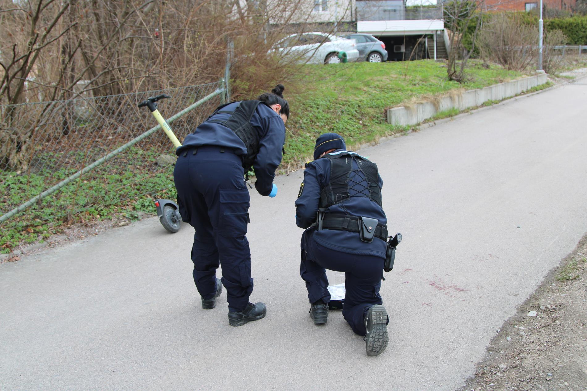 Polisen säkrar spår efter att flera personer har hittats skadade utomhus i centrala Västerås
