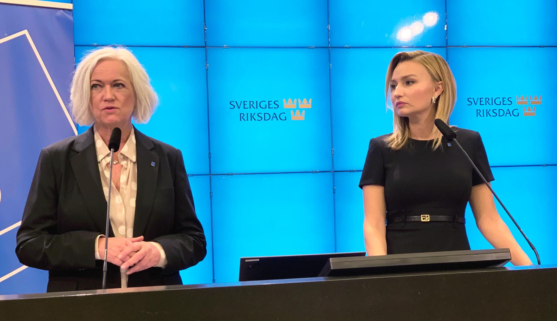 Kristdemokraternas socialpolitiska talesperson Acko Ankarberg Johansson och partiledare Ebba Busch vill inrätta en nationell vårdförmedling för att kapa vårdköerna.
