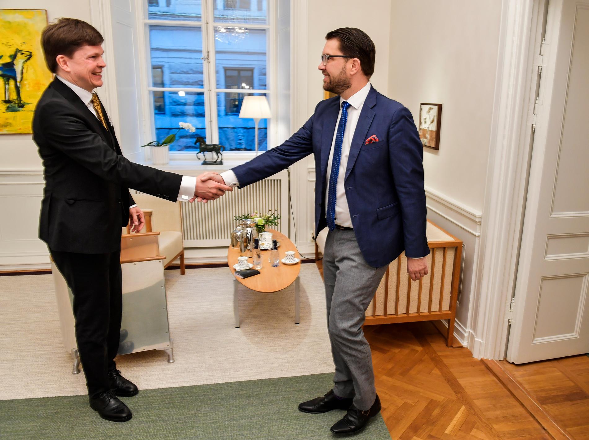 Riksdagens talman Andreas Norlén (M) hälsar på Sverigedemokraternas patiledare Jimme Åkesson (SD) inför deras möte i riksdagshuset.
