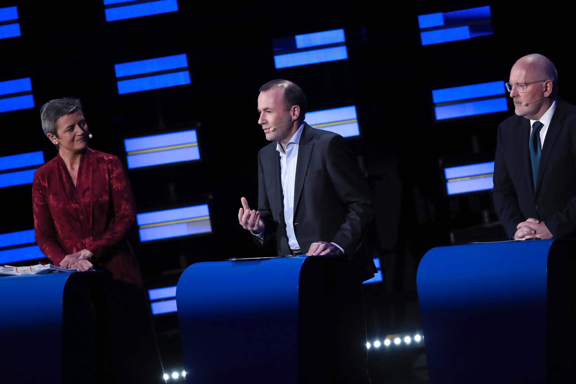 Germany's Manfred Weber of the European People's Party, center, Denmark's Margrethe Vestager of the ALDE party, left, and Netherland's Frans Timmermans of the European Socialists party Danmarks Margarethe Vestager, vänster, Tysklands Manfred Weber, mitten, Nederländernas Frans Timmermans, höger. 