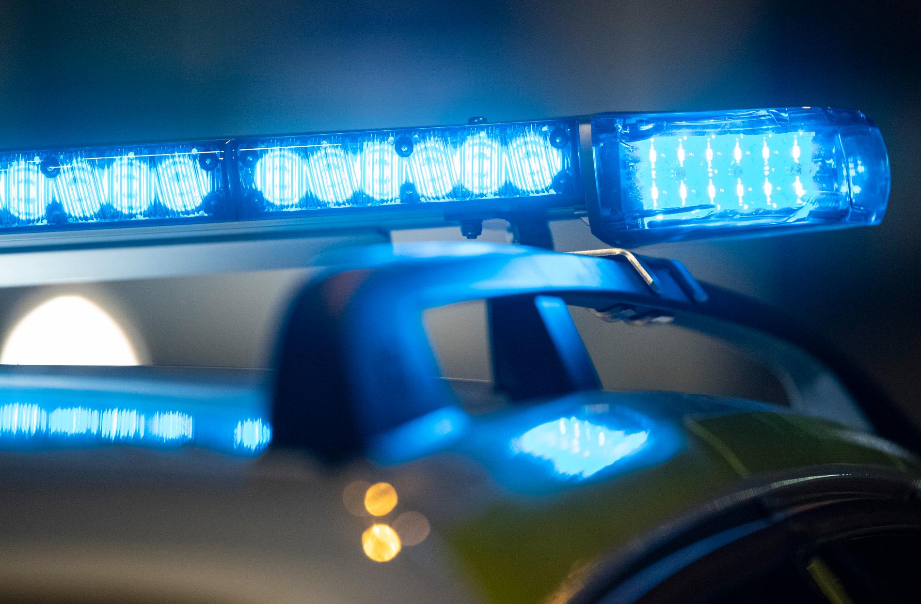 En polisbil kraschade in i en stolpe i samband med en polisjakt i Stockholm. Arkivbild.