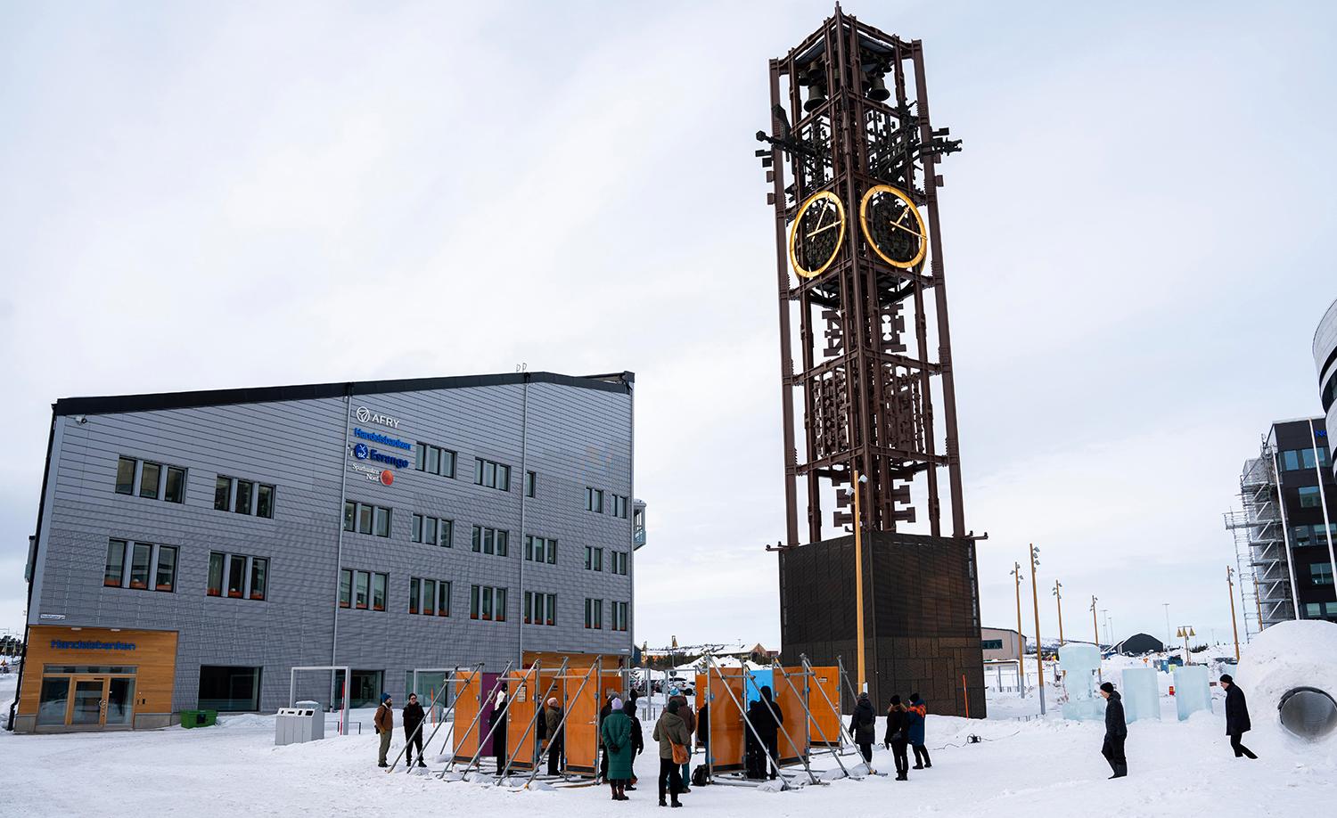 Ett av Kirunas landmärken, det 26 meter höga klocktornet, har flyttats och står nu utanför det nya kommunhuset (ej i bild). I förgrunden Jenny Nordmarks verk ”Folkmakt” – tolv sparade dörrar från det gamla kommunhuset.
