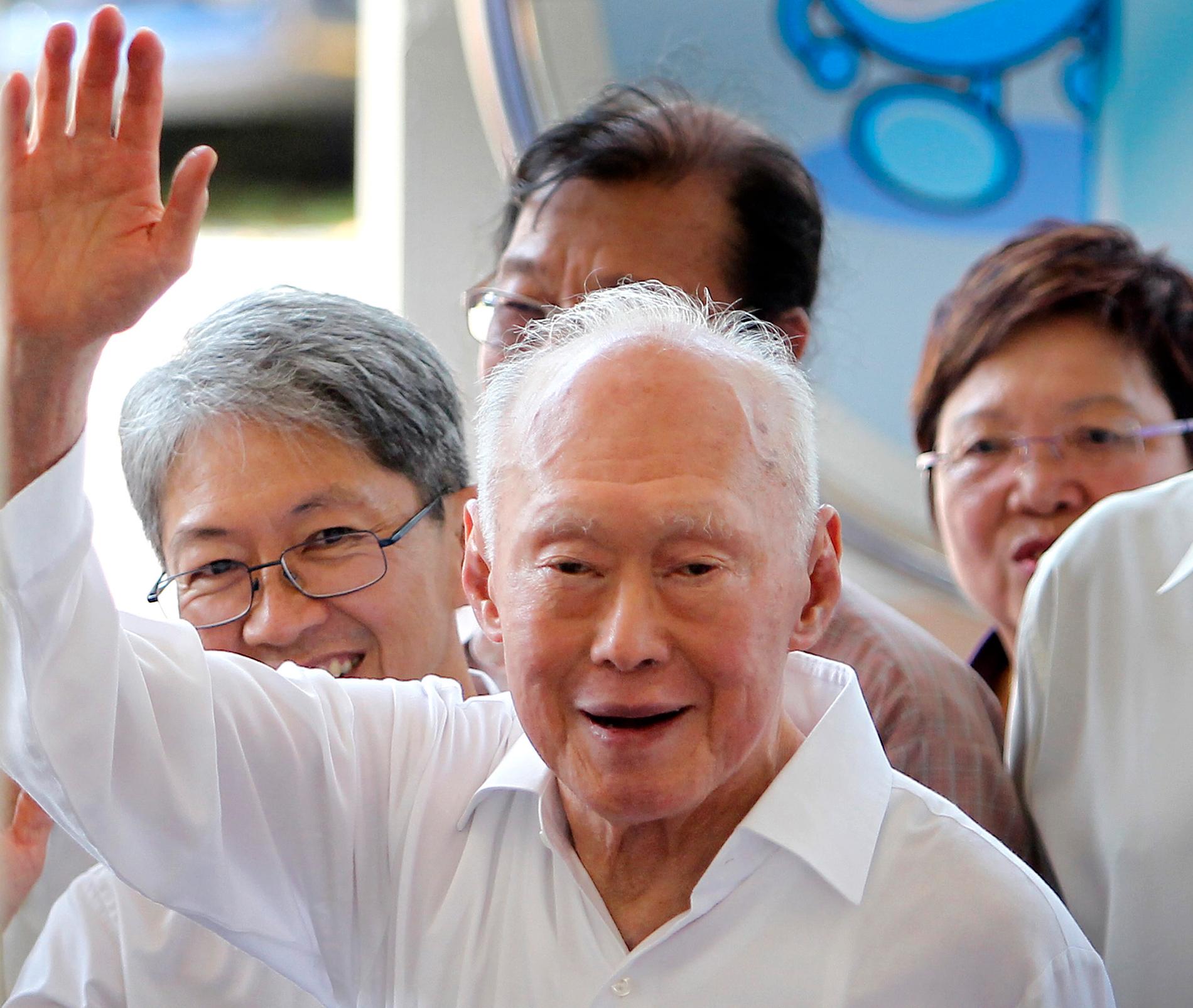 Lee Kuan Yew Singapores premiärminister i 31 år och arbetade för regeringen ända fram till 2011.
Enligt BBC var han den man som låg bakom Singapores förvandling, men han var också kritiserad för sitt hårda grepp om makten.