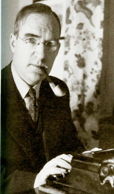 Poeten Stellan Arvidson vid skrivmaskinen 1948. Mångsysslaren Arvidson var även ordförande i Författarföreningen.