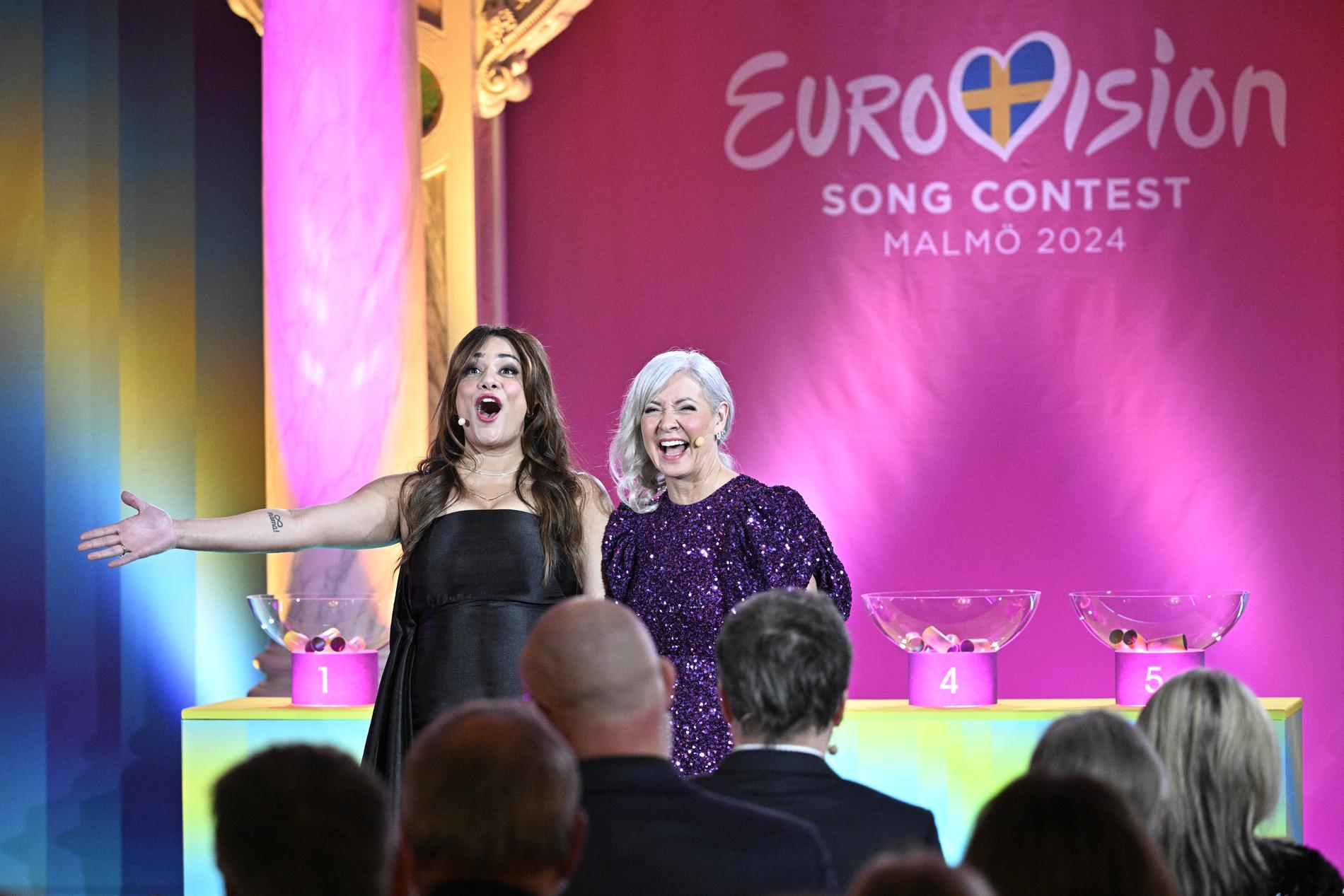 Farah Abadi och Pernilla Månsson Colt programleder lottningen av årets Eurovision Song Contest.