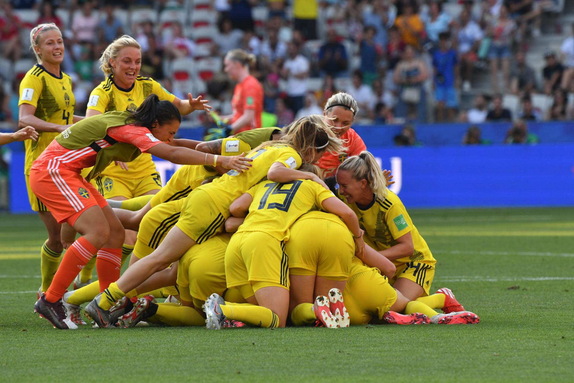 Sverige tog brons i fotbolls-VM i Frankrike i somras. I framtiden kan mästerskapet spelas varannat år i stället för vart fjärde år. Arkivbild.