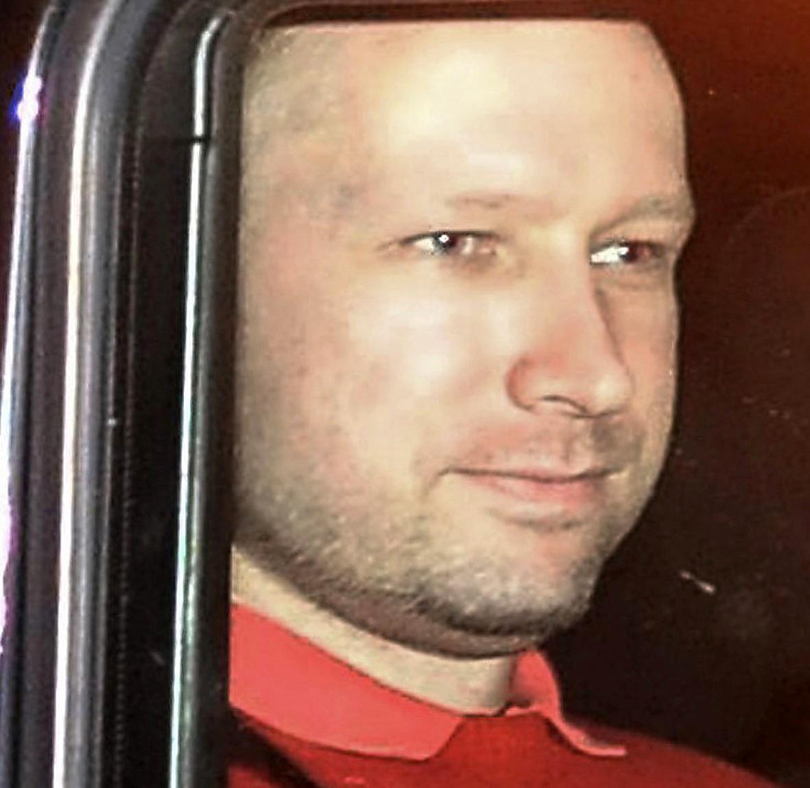 "HELT OBERÖRD"  I förhandlingen i går beslutades att Anders Behring Breivik ska sitta i häkte i åtta veckor. Han fördes till tingsrätten i Oslo en bepansrad jeep som åkte i konvoj.